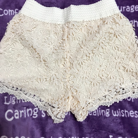 Cream colored flower print shorts - Picture 2 of 5